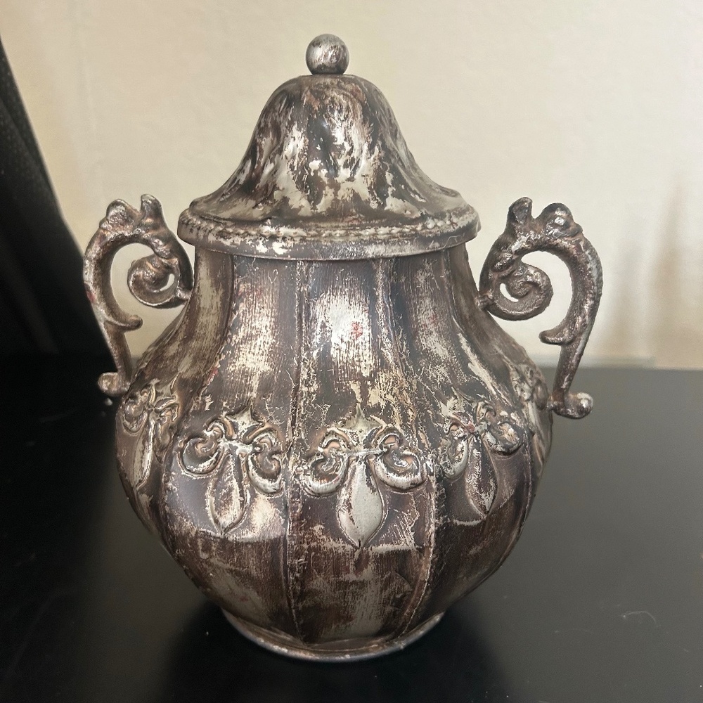 Vintage Rustic Distressed Decorative Covered Jar.